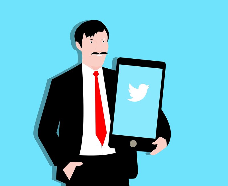 hombre usando twitter para android