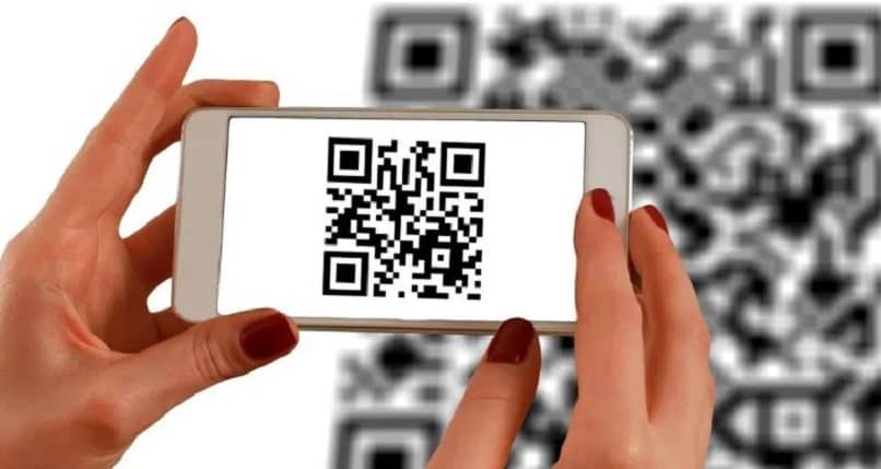 persona escaneando codigo QR