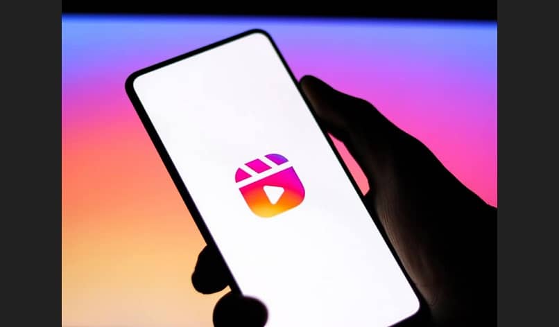 persona con telefono con instagram reels