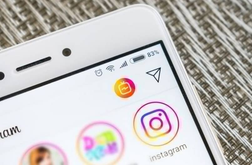 telefono con la aplicacion de instagram