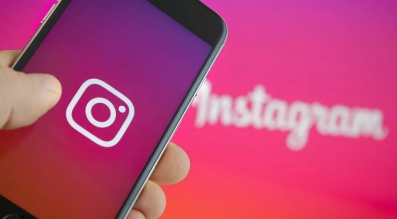 telefono con el logo de instagram
