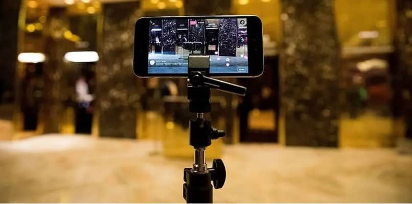 telefono en un tripode transmitiendo en vivo