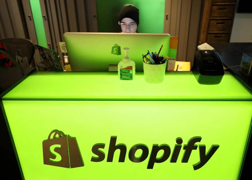 Person, die an Shopify arbeitet