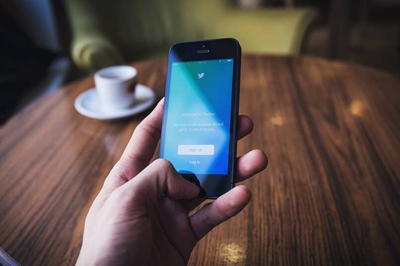 Verwenden Sie die Twitter-App auf einem Smartphone
