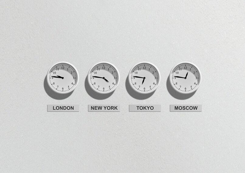cuatro relojs fondo blanco