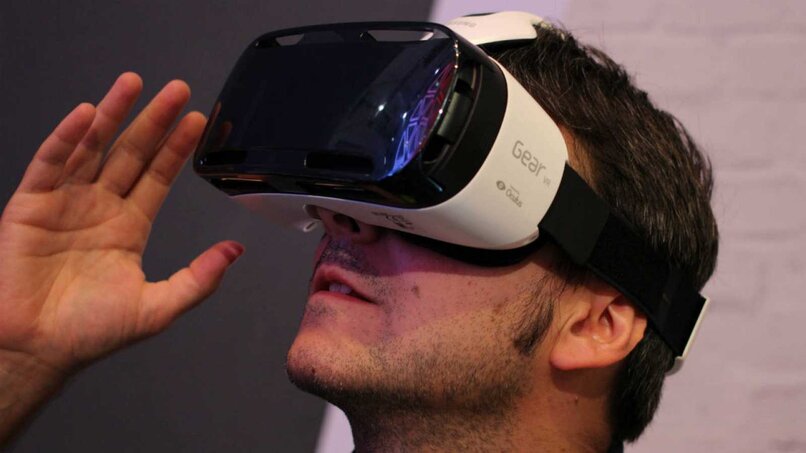 hombre utiliza gafas de realidad virtual