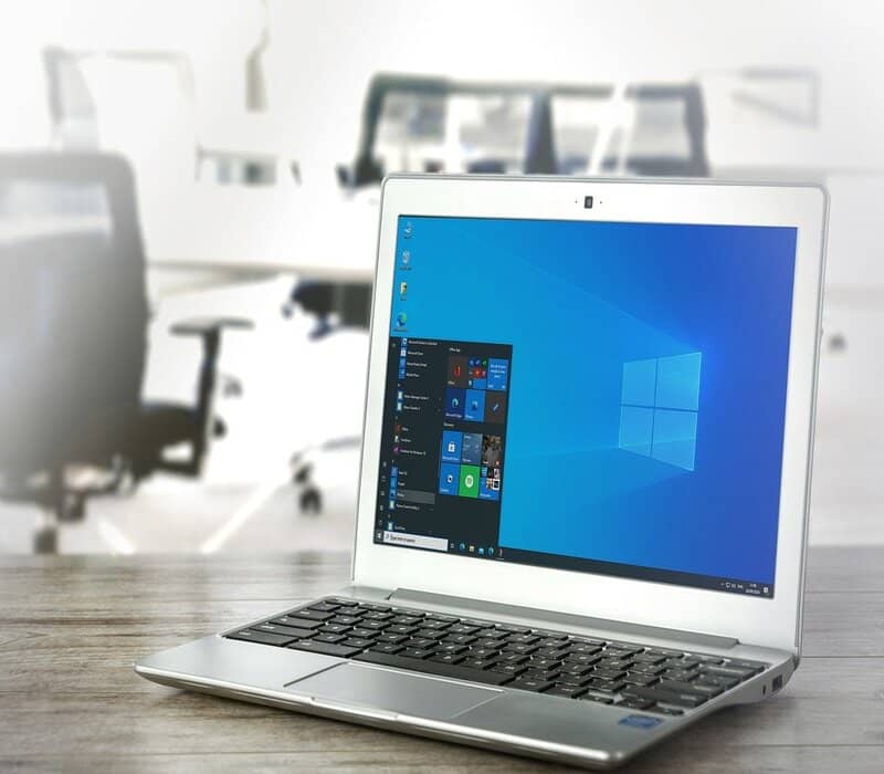 Windows 10 menüsü açık olan dizüstü bilgisayar
