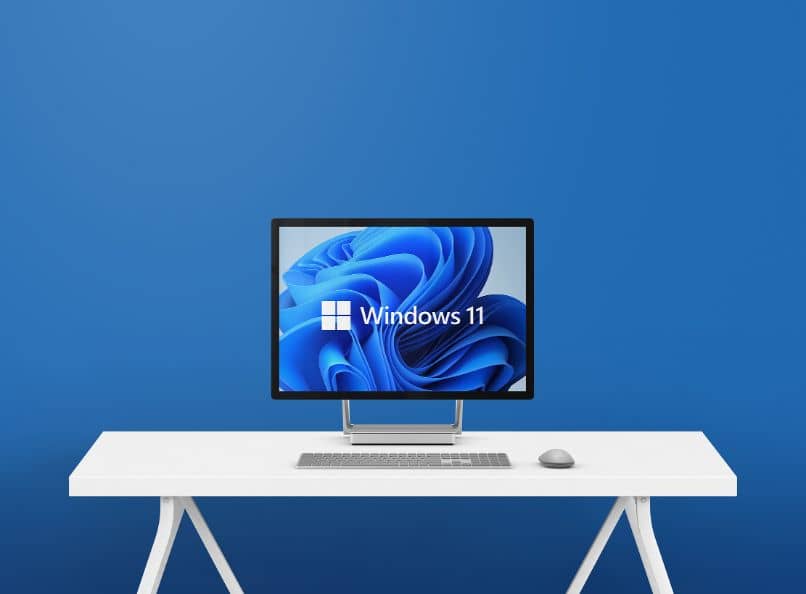 PC auf Desktop mit Windows 11