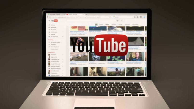 computadora laptop con YouTube