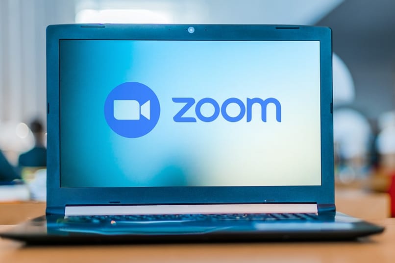 laptop con la plataforma de zoom