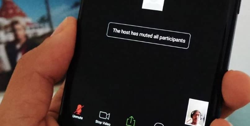 telefono con zoom y microfono desactivado